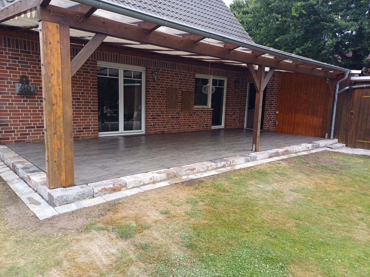 Terrasse unter Pergola