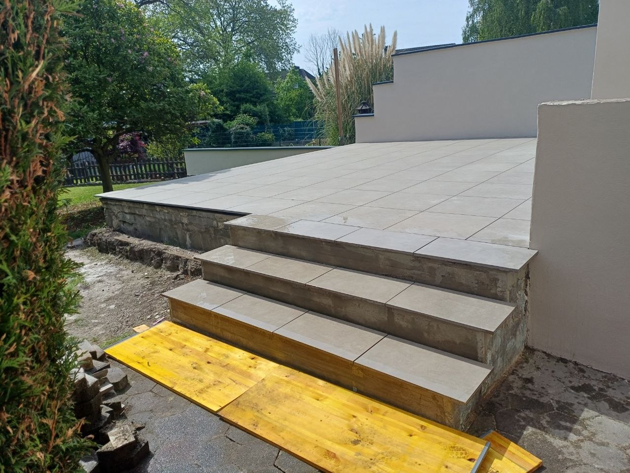 Terrasse mit Natursteintreppe