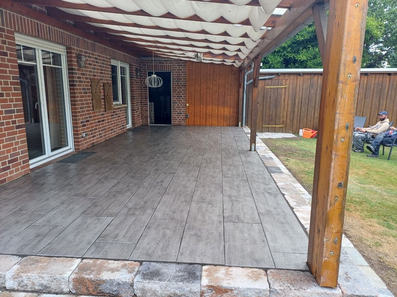 Überdachte Terrasse mit Fliesen
