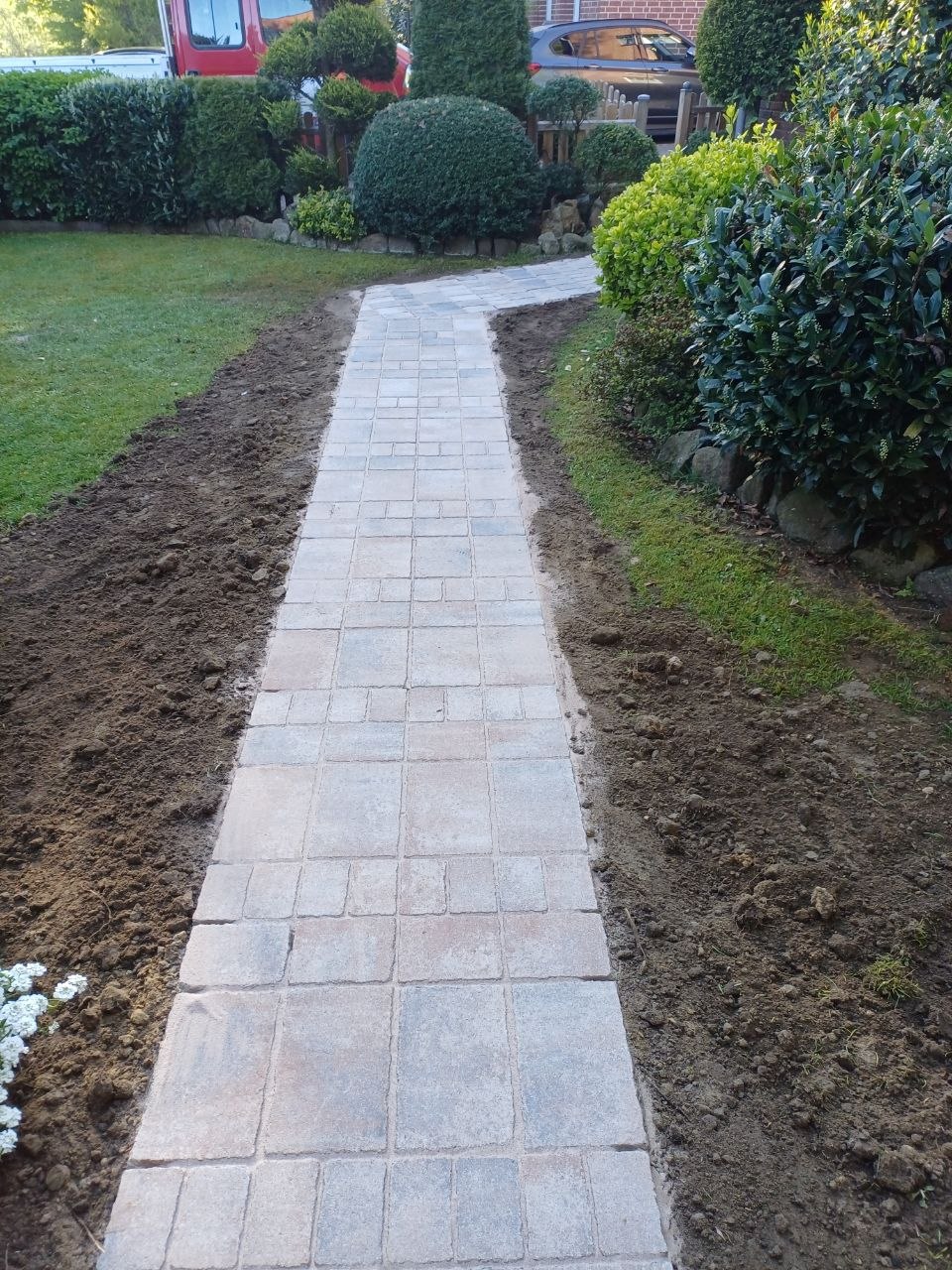 Gartenweg mit Natursteinpflaster