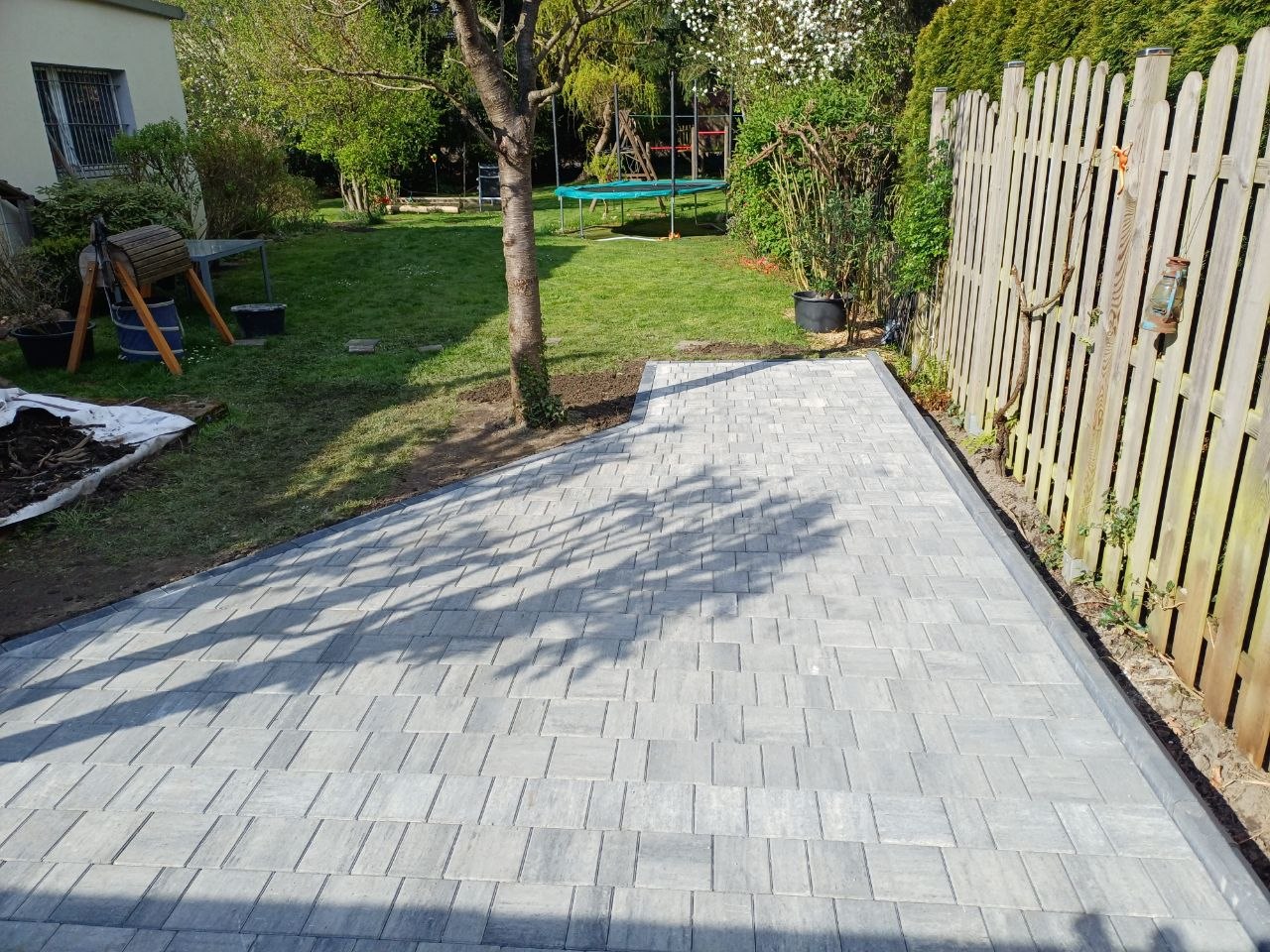 Gepflasterter Weg in Grau